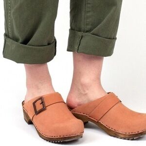 Sven Mid Heel Clogs Shoes Size 9.5 Color Brown